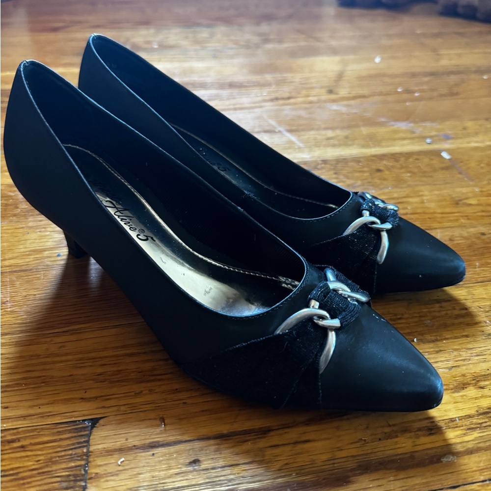 Easy street Electa Black small pump with silver hoop accent details